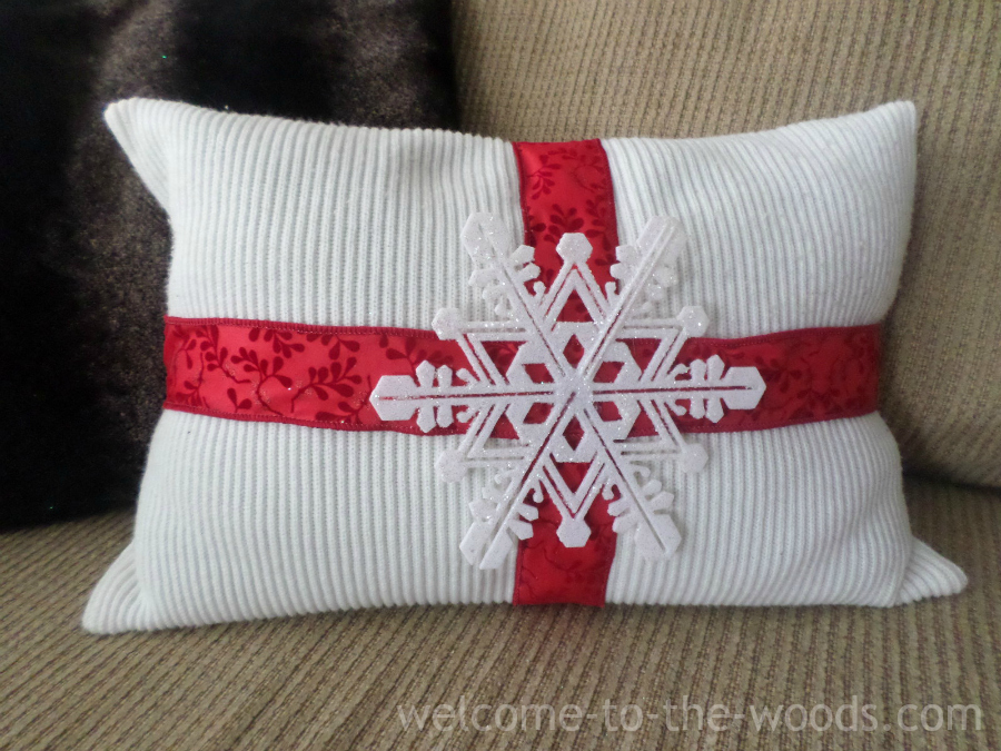 Christmas DIY pillow cover made out of an old sweater!